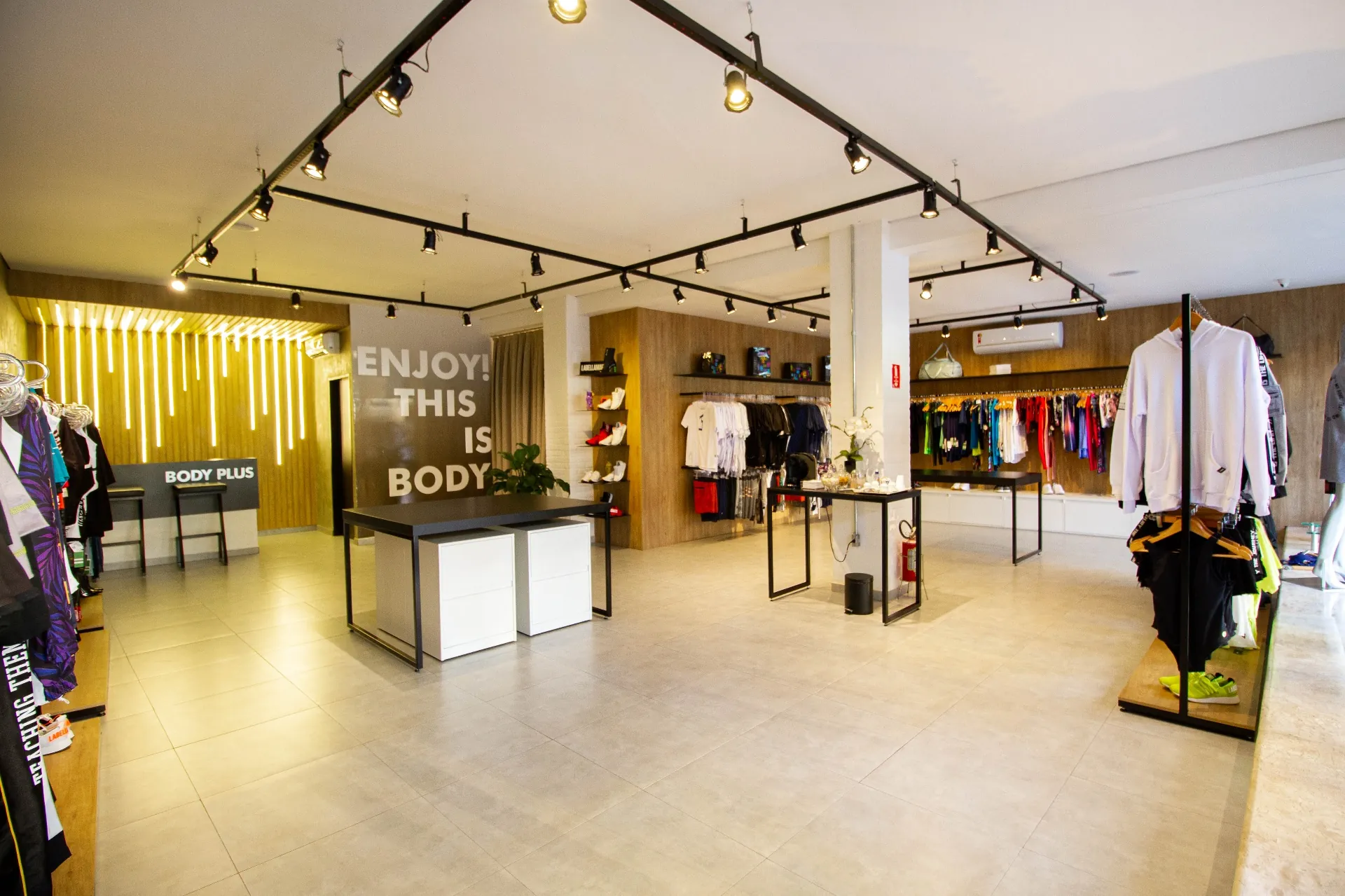 Marcenaria e serralheria sob medida para loja de roupa