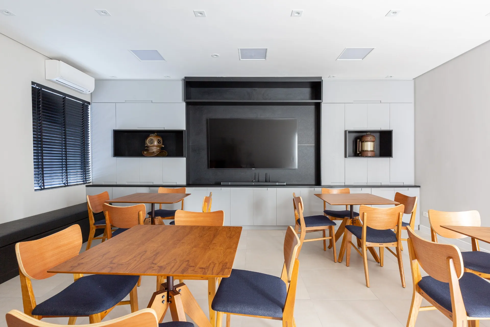 Painel de parede sob medida em ambiente corporativo