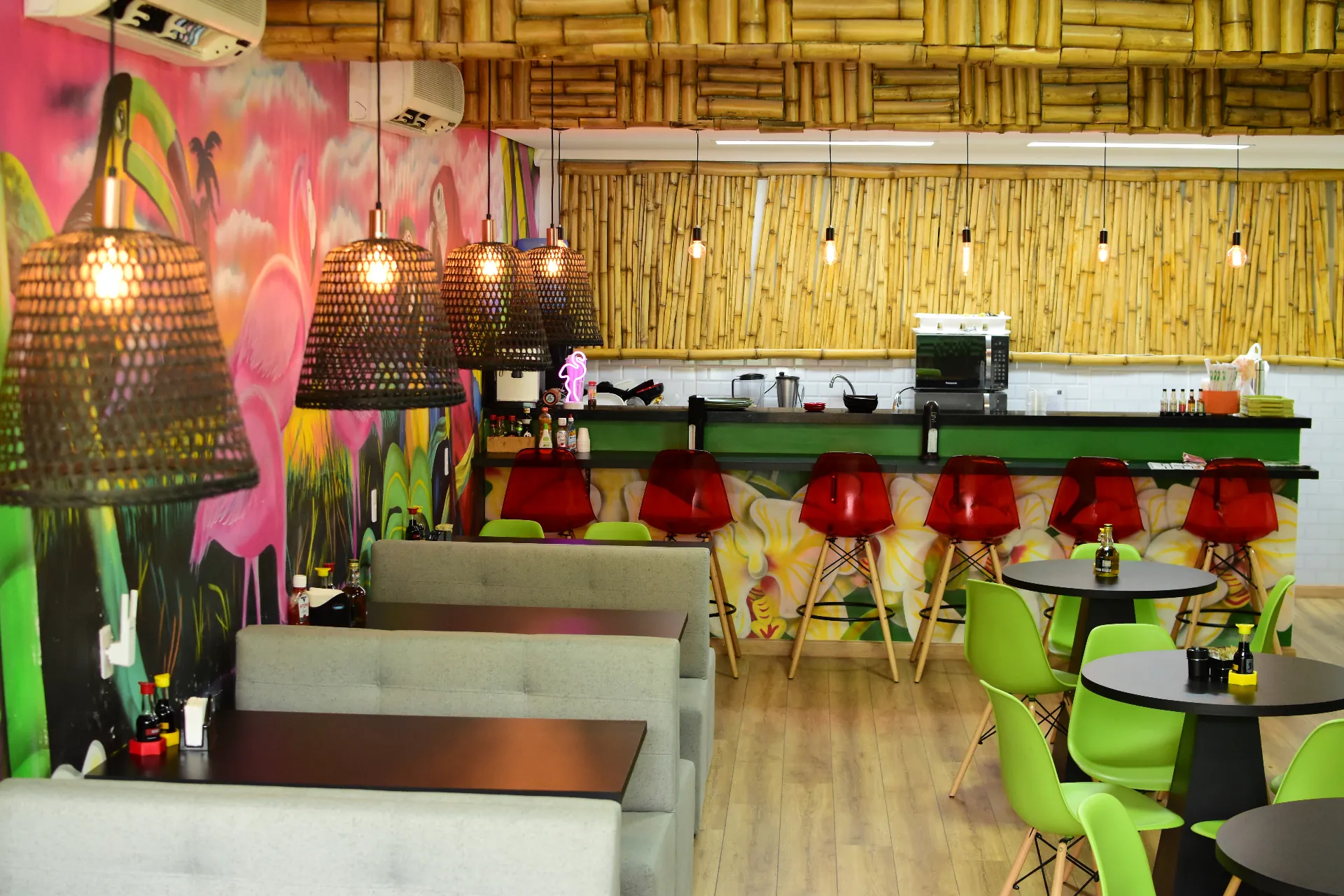 Restaurante com mobiliário sob medida resistente a uso intenso