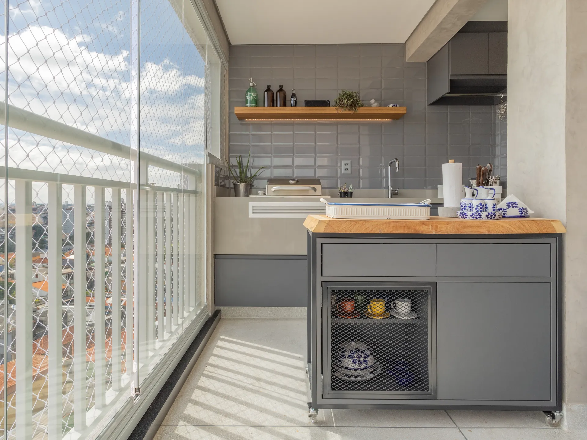 Varanda gourmet com mobiliário sob medida integrado à arquitetura