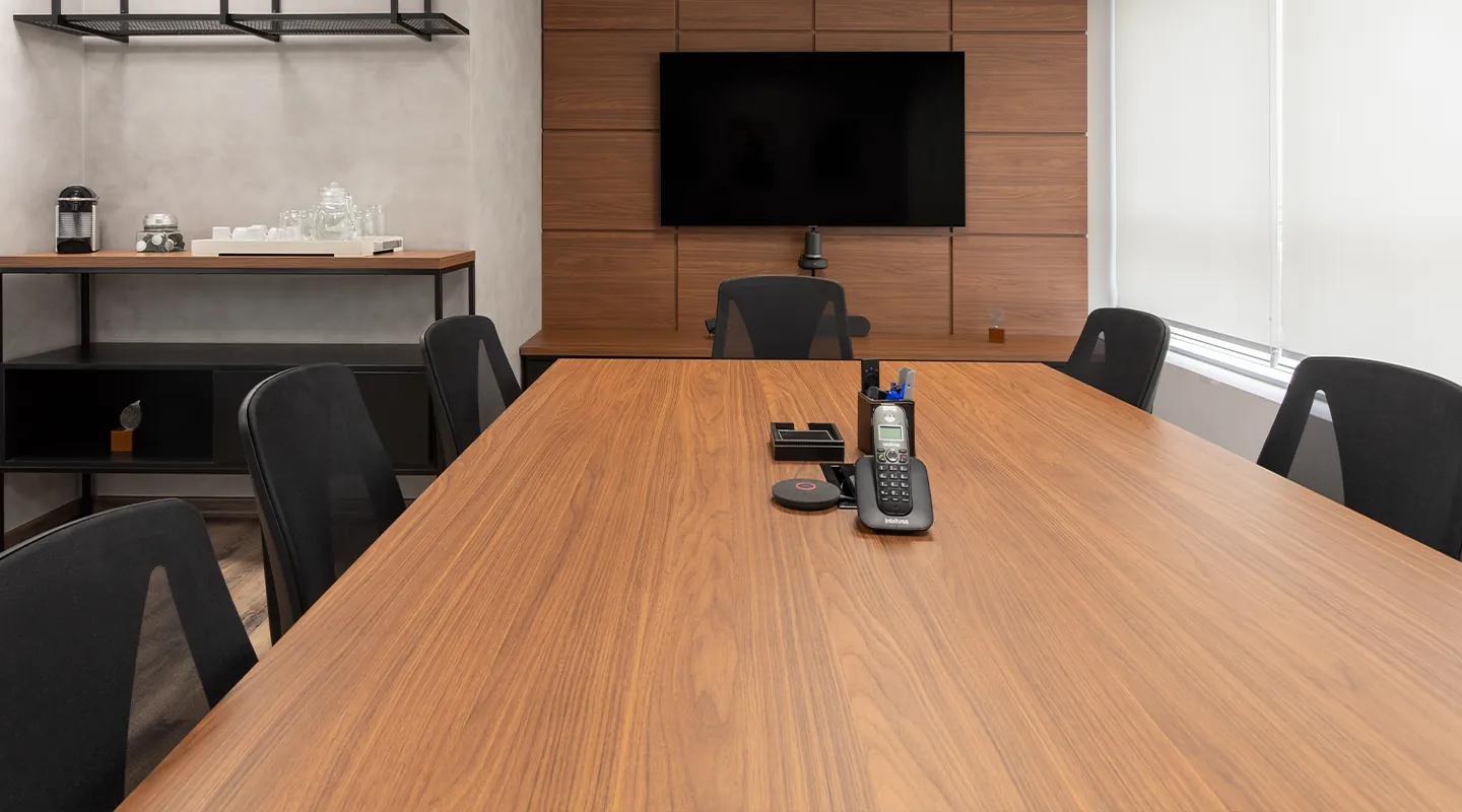 Marcenaria corporativa — sala de reunião com mobiliário sob medida