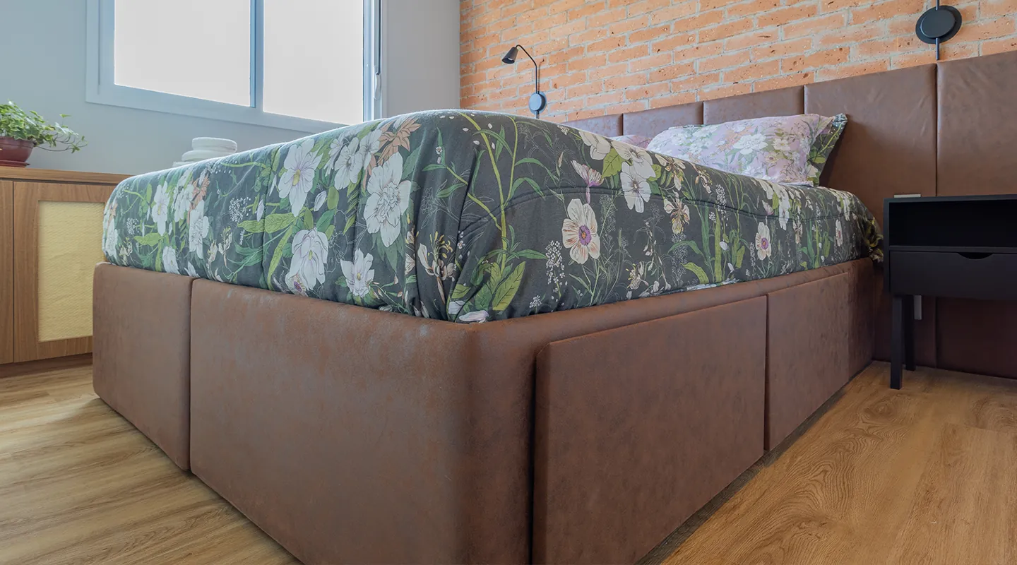 Base de cama personalizada em couro — tapeçaria sob medida Supermob